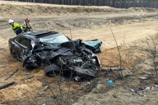 Zderzenie osobówki ze śmieciarką na DK10. Dwie osoby trafił do szpitala! 