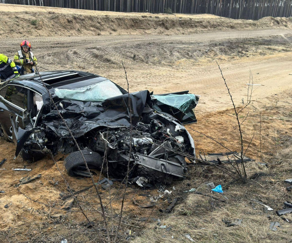 Zderzenie osobówki ze śmieciarką na DK10. Kierowca był zakleszczony we wraku!