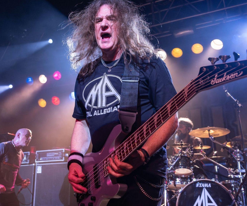 Muzyk David Ellefson gra na gitarze basowej podczas koncertu. O karierze basisty Megadeth przeczytasz na EskaRock.