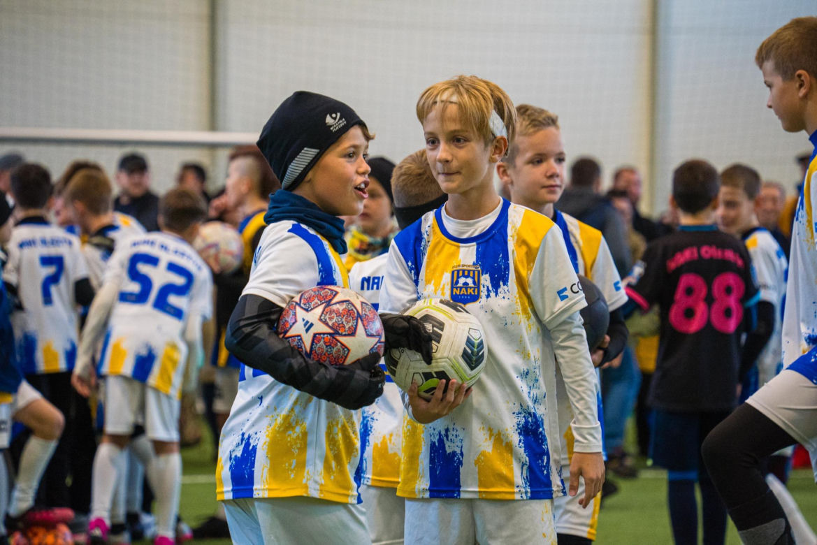 W Olsztynie otwarto profesjonalne boisko sportowe. Będą korzystali z niego młodzi piłkarze