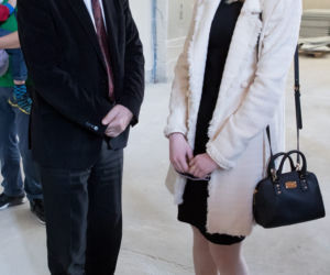Kinga Duda z ojcem i dziadkiem na wielkanocnym święceniu 