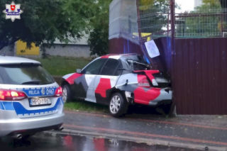 Kierowca unikatowej Hondy rozbił auto na metalowej wiacie. W tle sądowy zakaz i jazda pod wpływem alkoholu