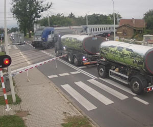 Czerwone światło na przejeździe, a on jedzie dalej. Chwilę później nadjechał pociąg