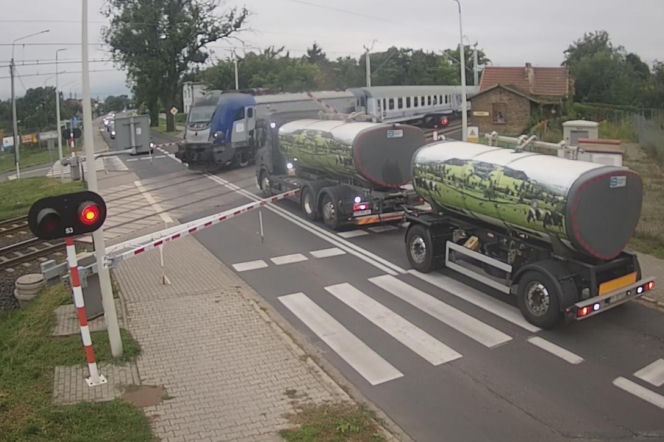 Zignorował czerwone światło na przejeździe i utknął pod rogatkami! Chwilę później nadjechał pociąg