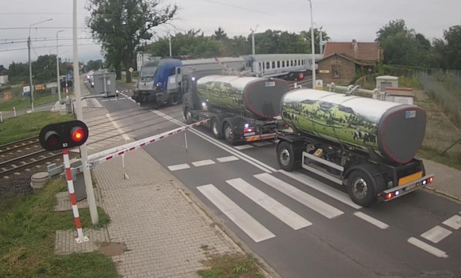 Zignorował czerwone światło na przejeździe i utknął pod rogatkami! Chwilę później nadjechał pociąg