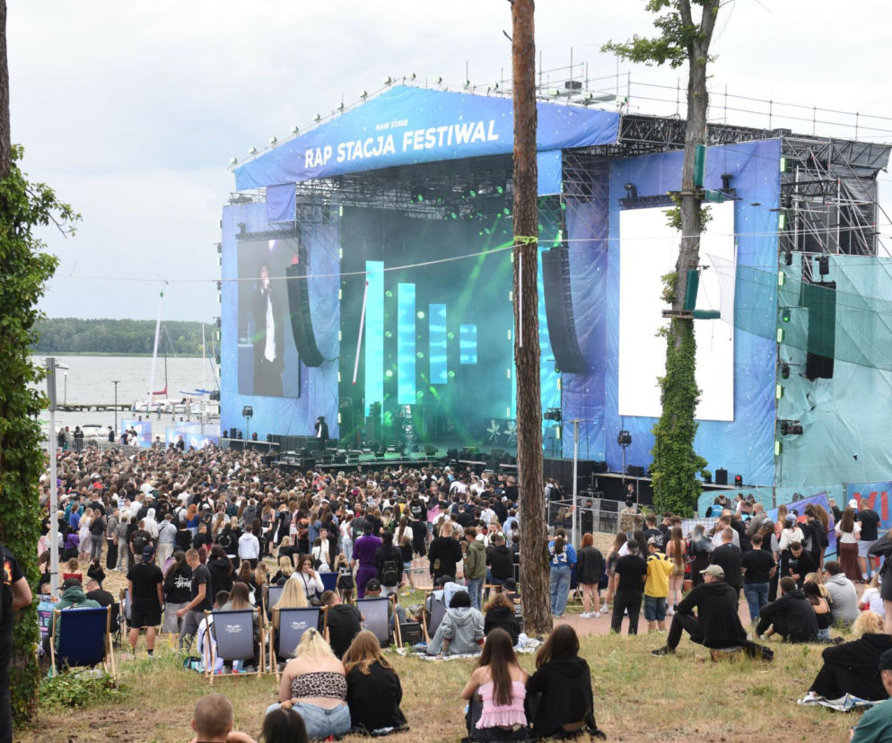 Tłum ludzi przed sceną Rap Stacja Festiwal nad jeziorem w Sławie. O poradniku festiwalowicza przeczytasz na Eska.