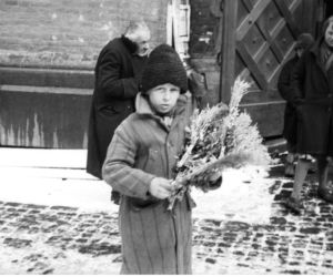 Handel palmami przed kościołem, 1931 rok