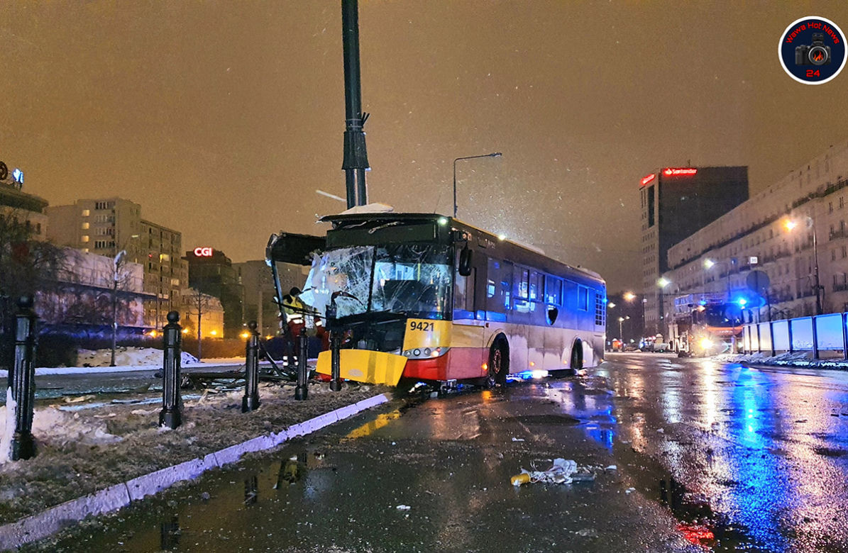 Autobus miejski uderzył w słup