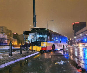 Autobus miejski uderzył w słup