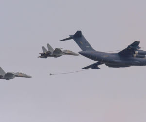 Chińskie J-16 ćwiczą z egipskimi Rafale. Myśliwce po raz pierwszy w Afryce