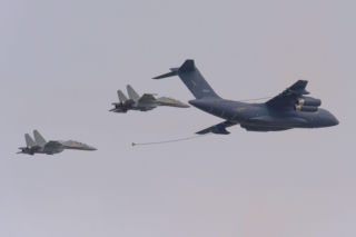 Chińskie J-16 ćwiczą z egipskimi Rafale. Myśliwce po raz pierwszy w Afryce