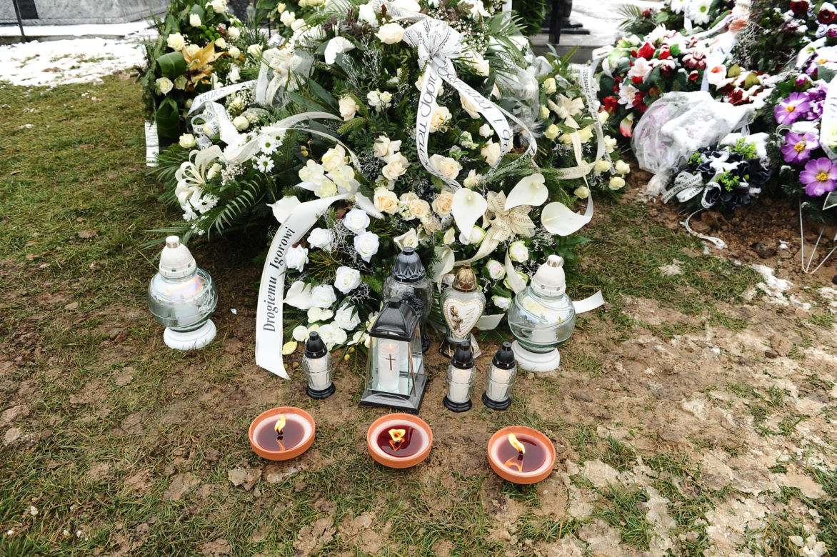 Ciało Igora spoczęło w zmarzniętej ziemi. Tłum żegnał 19-latka