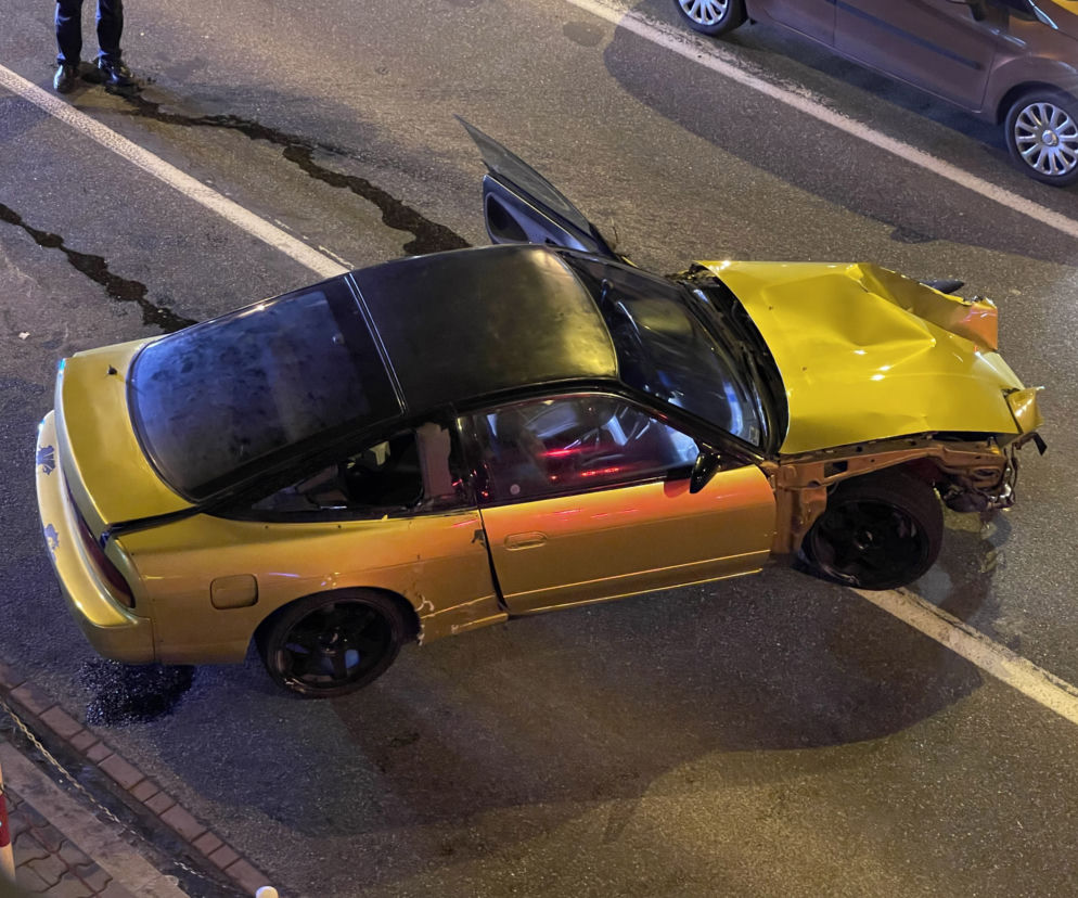 Nocna kraksa w Warszawie. Nissan zdemolował słupki