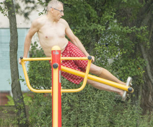 Senator Krzysztof Kwiatkowski. Biega, skacze, ćwiczy, pływa