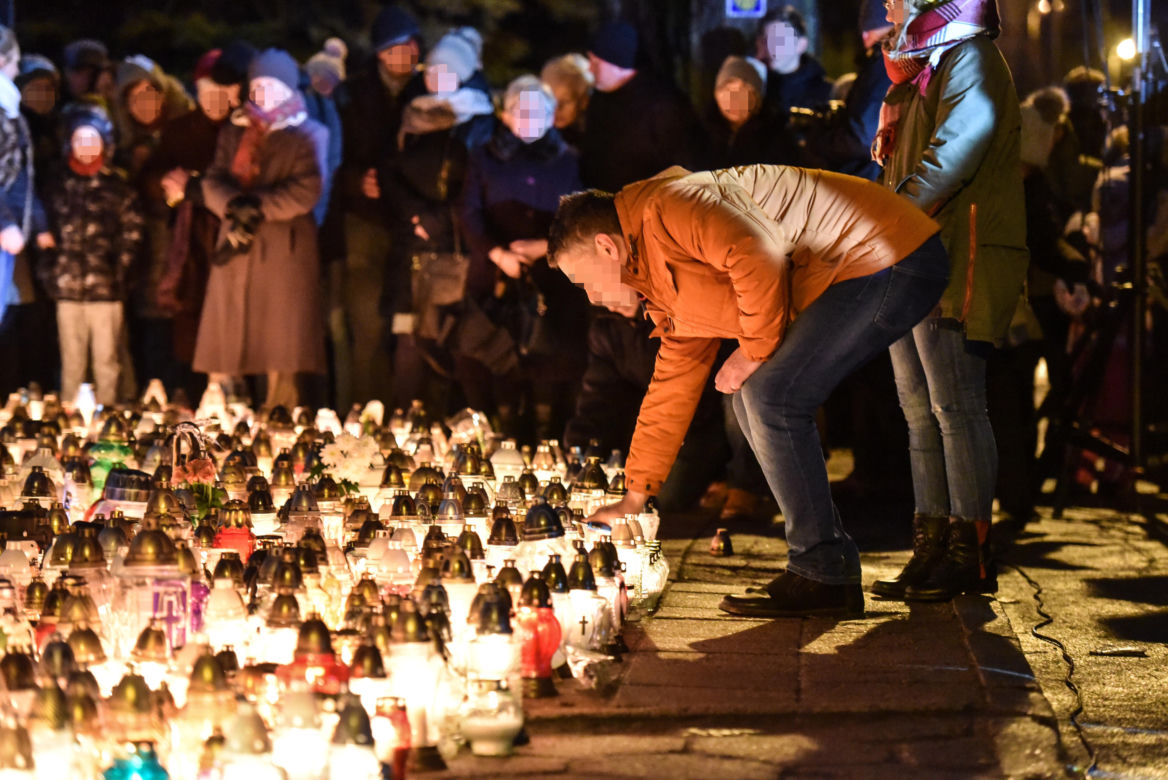 Tragedia w escape roomie. Modlący się ludzie, światła, kwiaty i zabawki pozostawione w miejscu tragedii.