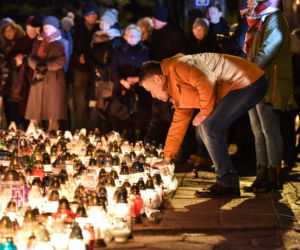 Tragedia w escape roomie. Modlący się ludzie, światła, kwiaty i zabawki pozostawione w miejscu tragedii.