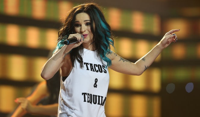 Ewelina Lisowska na scenie EMA 2016