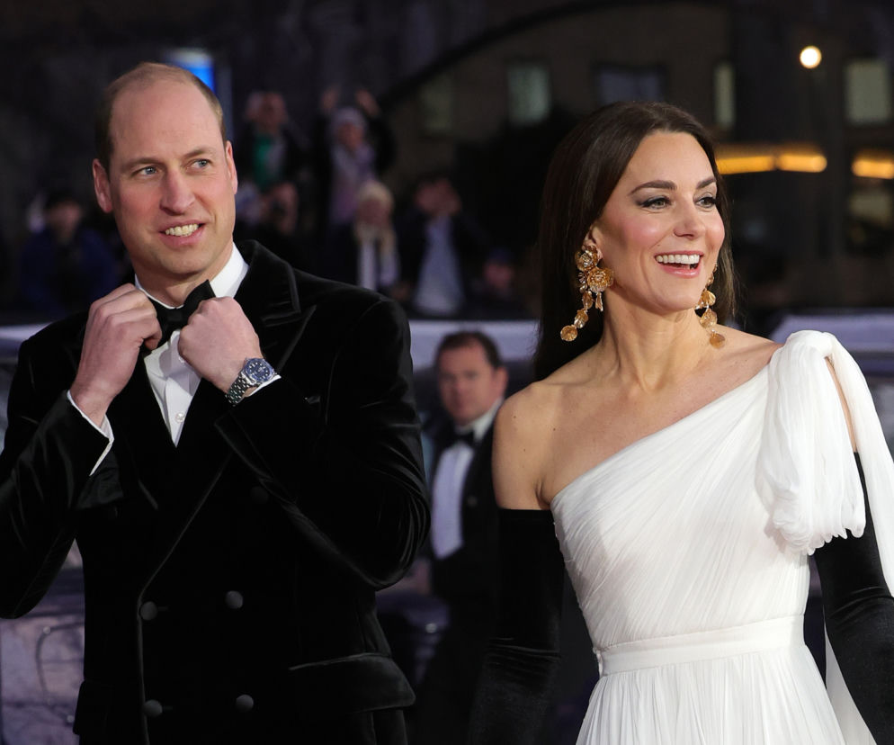Uśmiechnięty książę William i księżna Kate w eleganckich strojach. O jej ulubionej marce przeczytasz w serwisie Eska.