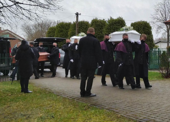 Pożar wybuchł w nocy. Ogień i dym odcięły drogę ucieczki czteroosobowej rodzinie