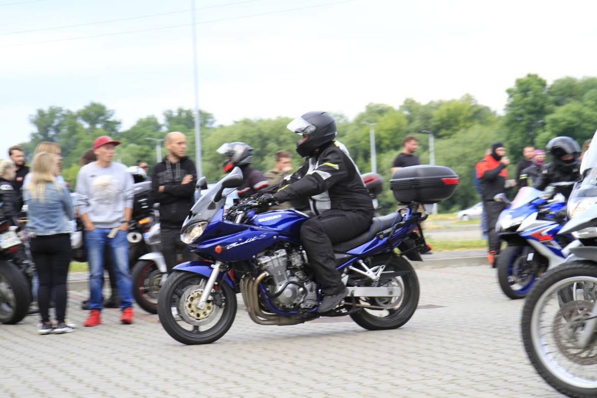 Przed Areną Lublin symbolicznie pożegnano dwójkę tragicznie zmarłych motocyklistów
