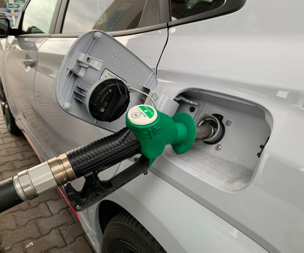 Niemcy wolą tankować po polskiej stronie