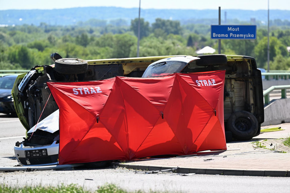 Makabra na drodze w Przemyślu! Osobówka zderzyła się z karetką. Nie żyje mężczyzna