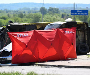 Makabra na drodze w Przemyślu! Osobówka zderzyła się z karetką. Nie żyje mężczyzna