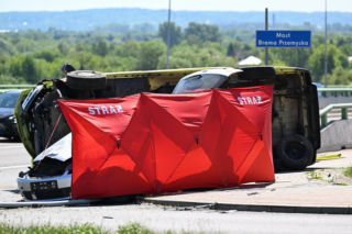 Makabra na drodze w Przemyślu! Osobówka zderzyła się z karetką. Nie żyje mężczyzna