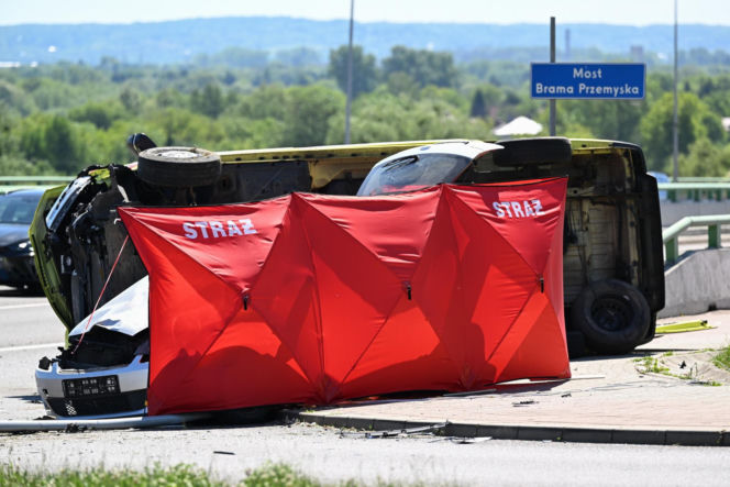 Makabra na drodze w Przemyślu! Osobówka zderzyła się z karetką. Nie żyje mężczyzna