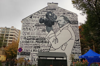 W Krakowie odsłonięto mural upamiętniający Andrzeja Wajdę. Żona reżysera była zachwycona!