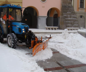 Rynek w Tarnowie pod śniegiem. W akcji pługopiaskarka MPGK