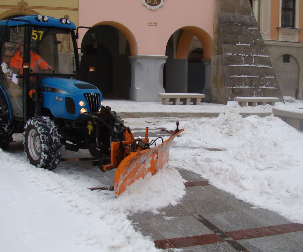 Rynek w Tarnowie pod śniegiem. W akcji pługopiaskarka MPGK
