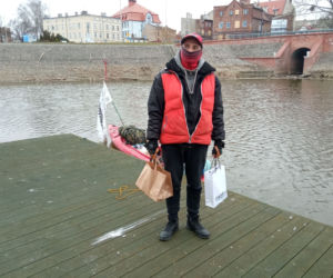 Płynie dla swojego kolegi z wojska