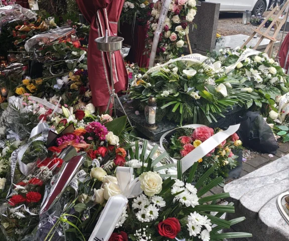 Magdalena Majtyka pochowana. Morze kwiatów i przejmujące dedykacje 