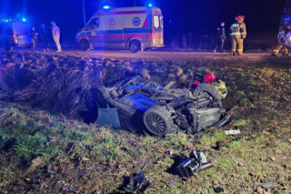 Wypadek w miejscowości Sutków. Auto wylądowało w rowie, a kierowca w szpitalu
