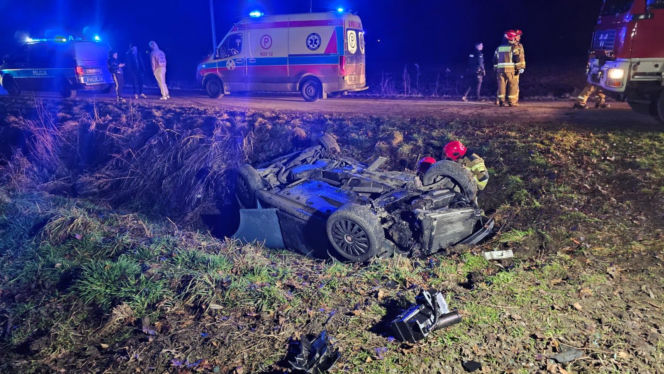Wypadek w miejscowości Sutków. Auto wylądowało w rowie, a kierowca w szpitalu