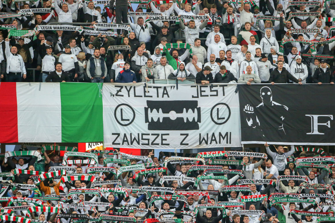 Piłkarze Legii Warszawa zaatakowani przez kibiców