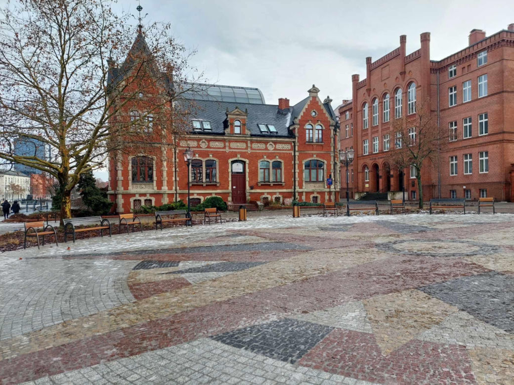 Rybi Rynek w Bydgoszczy stał się pięknym placem. Po dziurawym parkingu nie ma śladu! A to nie koniec zmian!