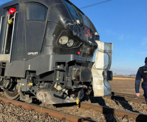 Błąd na przejeździe mógł skończyć się katastrofą. Auto staranowane przez pociąg