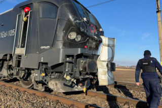 Błąd na przejeździe mógł skończyć się katastrofą. Auto staranowane przez pociąg