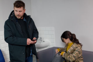 Uroczysko, odcinek 217: Filip kontynuuje poszukiwania Kasi, co nie umyka uwadze pani prokurator