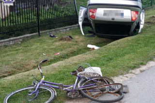 Rowerzysta zginął na miejscu, auto wylądowało na dachu. Passata prowadził 18-latek