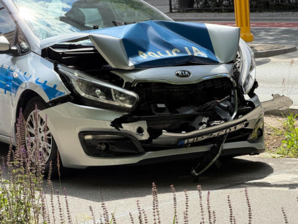 Radiowóz huknął w elektryka. Niecodzienna kraksa w centrum Warszawy