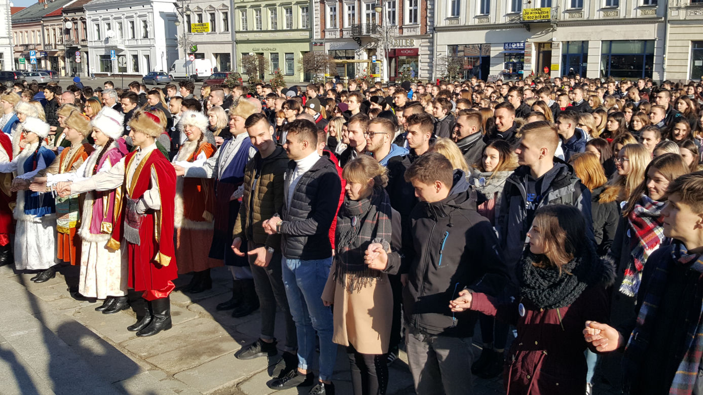Nowy Sącz: Tak się bawią na 100 dni przed maturą! 500 par zatańczyło poloneza 