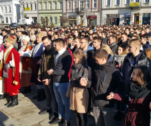 Nowy Sącz: Tak się bawią na 100 dni przed maturą! 500 par zatańczyło poloneza 