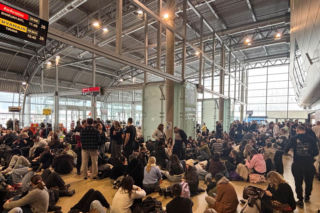 Duże problemy podróżnych na lotnisku Warszawa-Modlin. Wszystkie loty były wstrzymane