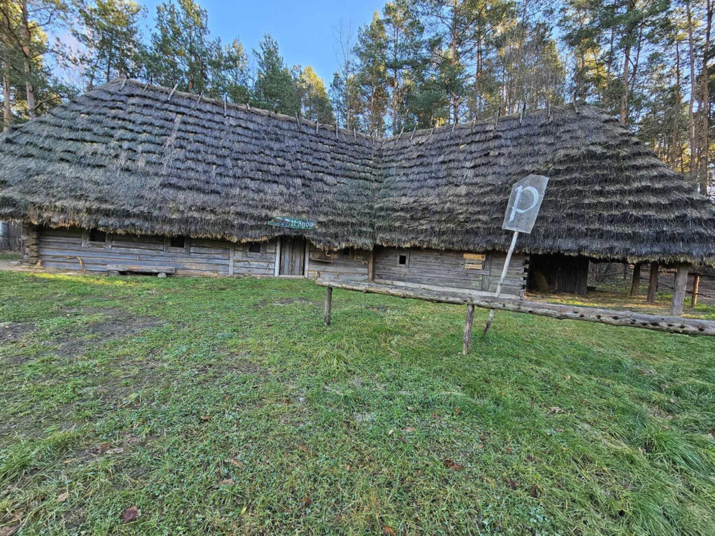 Adamczycha z serialu 1670 znajduje się w Kolbuszowej