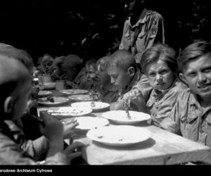 Harcerze podczas posiłku (1937 r.)