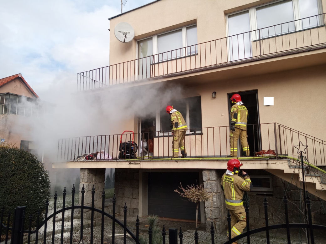 Pożar domu na Szymanowskiego w Lesznie. Możliwe, że od świeczki 