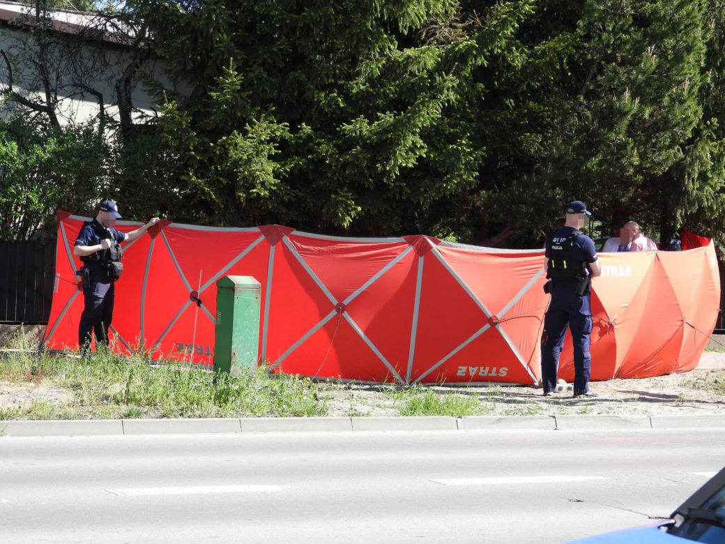 Na środku ulicy rozłożyli parawan. Nie żyje mężczyzna